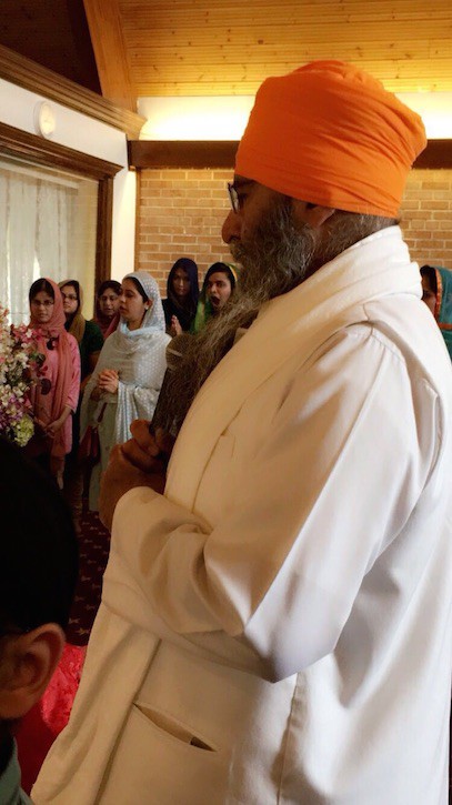 Sikh priest leads congregation in prayers